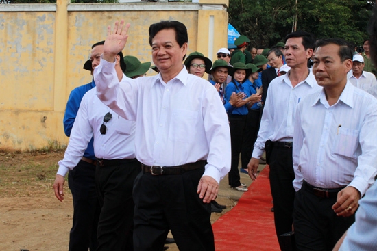 Thủ tướng Nguyễn Tấn Dũng vẫy tay chào nhân dân huyện đảo Lý Sơn