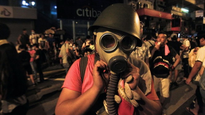Một số người biểu tình Hong Kong đeo mặt nạ phòng hơi độc để chống hơi cay của cảnh sát - Ảnh: Reuters