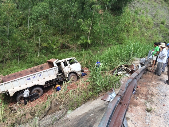 Hiện trường vụ tai nạn ngày 8.7.2014 dẫn đến tài xế xe tải BKS 76K-4576 bị thương nặng, chiếc xe bẹp dúm phần đầu.