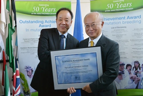 Nhà khoa học Việt Nam nhận giải thưởng trong lĩnh vực đột biến tạo giống của Cơ quan Năng lượng nguyên tử quốc tế. Ảnh: Bộ Ngoại giao cung cấp