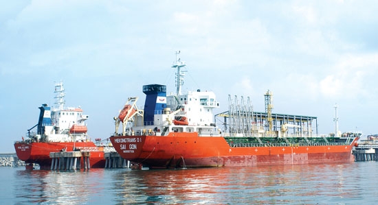 Tàu nhập dầu thô tại cụm cảng Nhà máy Lọc dầu Dung Quất.