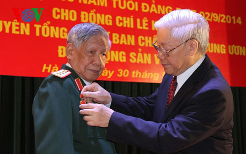Tổng Bí thư Nguyễn Phú Trọng trao Huy hiệu 65 năm tuổi Đảng cho nguyên Tổng Bí thư Lê Khả Phiêu