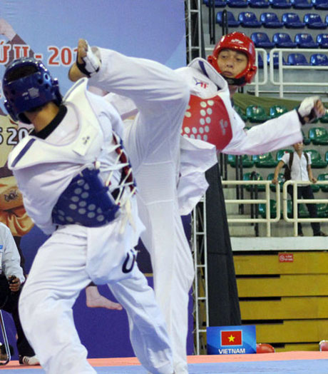 Cựu vô địch châu Á Nguyễn Trọng Cường (giáp đỏ) bị loại ngay từ vòng 1/8 hạng 87 kg nam. Ảnh: Nam Hà.