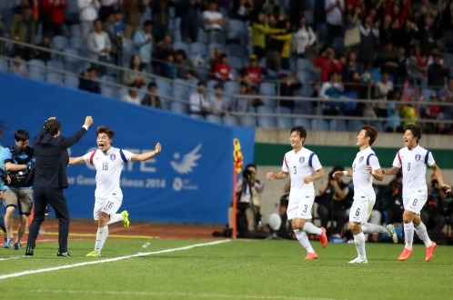  Niềm vui của các cầu thủ Olympic Hàn Quốc trong trận thắng Thái Lan 2-0. Ảnh: N.K