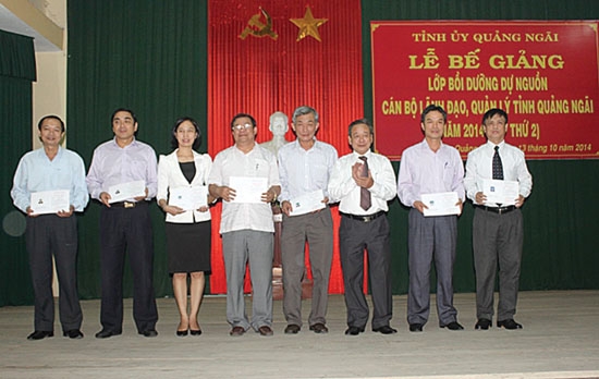 Quyền Bí thư Tỉnh ủy Nguyễn Minh trao giấy chứng nhận cho các học viên.                Ảnh: TH. THUẬN