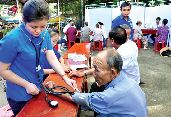 Câu lạc bộ Thầy thuốc trẻ tỉnh tổ chức khám chữa bệnh cho người nghèo.                                                    Ảnh: NG. TRIỀU