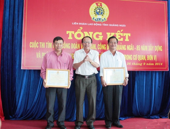 Lãnh đạo LĐLĐ tỉnh trao giải thưởng cho các đơn vị đạt giải trong cuộc thi.