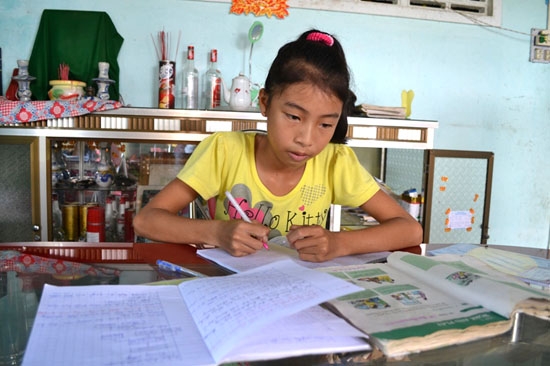 Em Nguyễn Thị Duyên đang chăm chỉ làm bài tập ở nhà.