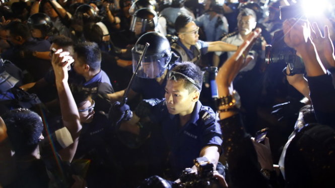 Cảnh sát và người biểu tình Hong Kong lại đụng độ rạng sáng nay - Ảnh: Reuters