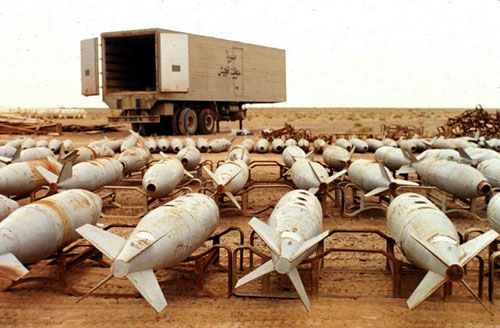 Một số quả bom chứa chất độc hóa học được tìm thấy tại tỉnh Muthanna ở Iraq - Ảnh: AFP