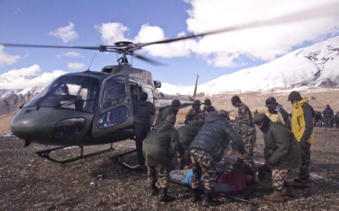 Lực lượng cứu hộ của quân đội thu nhặt thi thể của người leo núi - Ảnh: EPA