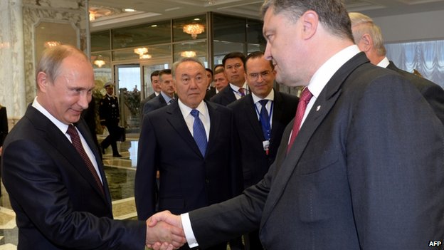 Tổng thống Nga Putin (trái) bắt tay Tổng thống Ukraine Poroshenko