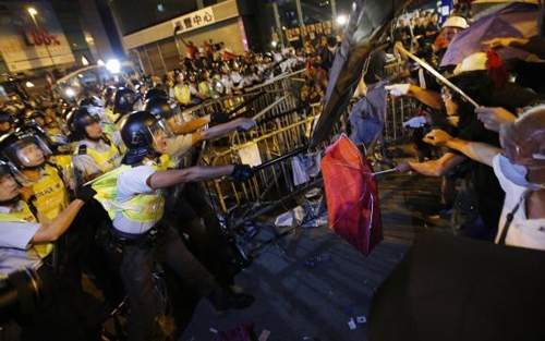 Đụng độ giữa cảnh sát và người biểu tình sáng sớm 19/10 (ảnh: Reuters)