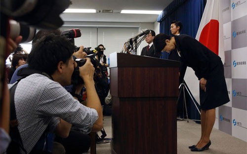  Bà Yuko Obuchi, Bộ trưởng Bộ Công Thương Nhật, cúi mình xin lỗi trong tuyên bố xin từ chức tại một cuộc họp báo tại Tokyo ngày 20/10 - Ảnh: Bloomberg.