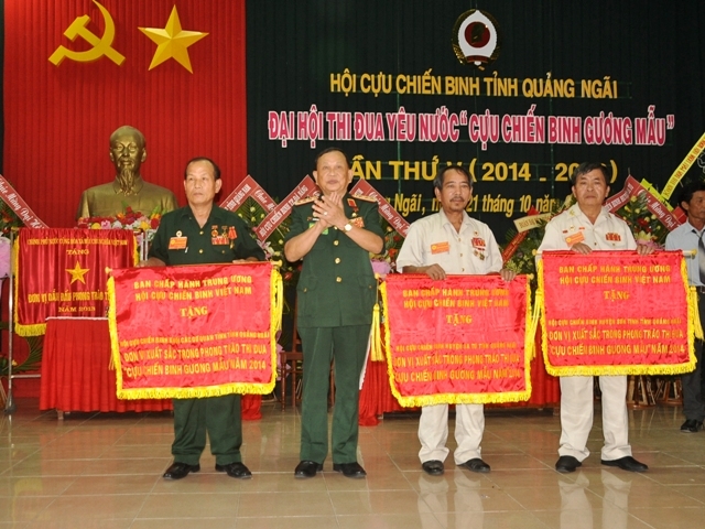 Thượng tướng Nguyễn Văn Được- Chủ tịch Hội CCB Việt Nam trao Cờ thi đua Trung ương Hội cho các đơn vị
