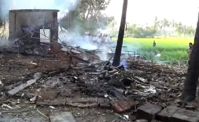 Hiện trường nhà máy tan hoang sau vụ nổ - Ảnh: NDTV