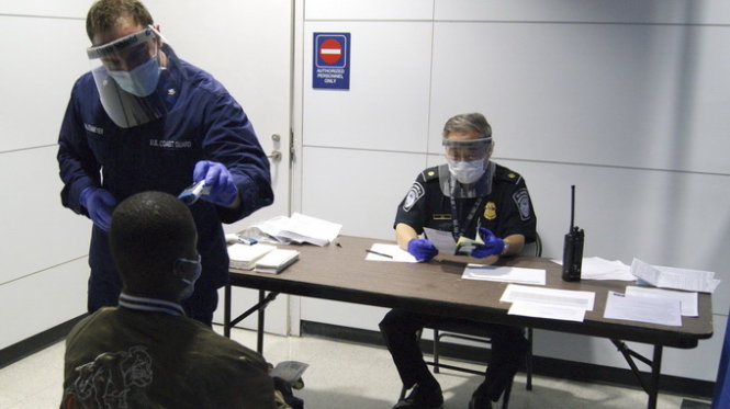 Nhân viên y tế Mỹ đo thân nhiệt hành khách từ Tây Phi tại sân bay