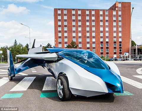 Aeromobile khi thu gọn như một chiếc ô tô thông thường, có thể chạy tối đa 160 km/h với mức tiêu hao nhiên liệu 8 lít /100 km
