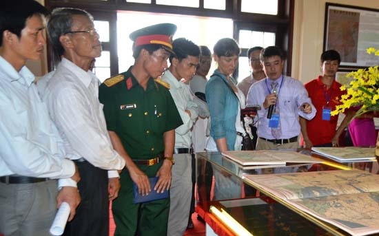 Triển lãm chứng cứ lịch sử - pháp lý chủ quyền của Việt Nam với hai quần đảo Hoàng Sa và Trường Sa tại Lý Sơn góp phần giáo dục pháp luật, truyền thống lịch sử cho ngư dân.