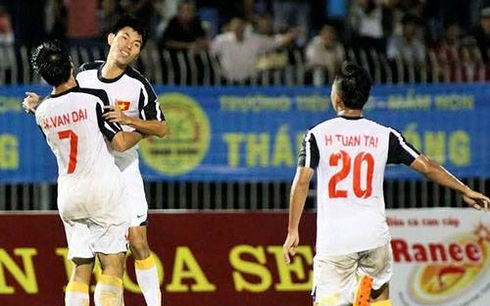 Các cầu thủ U21 Việt Nam ăn mừng bàn gỡ hòa (Ảnh: Thanh Niên)