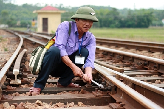 Ông Nguyễn Văn Binh đang kiểm tra đường ray.