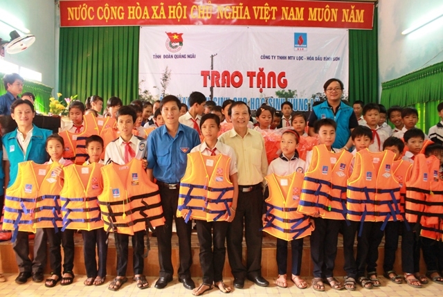 Trao tặng áo phao cứu sinh cho các em học sinh ở xã Hành Tín Tây