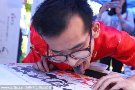 Han Xiaoming đang thực hiện một bức vẽ bằng lưỡi