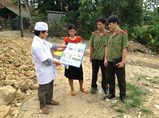Công an huyện Ba Tơ phối hợp với Trung tâm y tế tuyên truyền cho  người dân về việc phòng chống dịch bệnh.