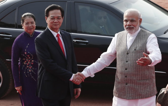 Thủ tướng Nguyễn Tấn Dũng bắt tay Thủ tướng Ấn Độ Narendra Modi - Ảnh: Reuters