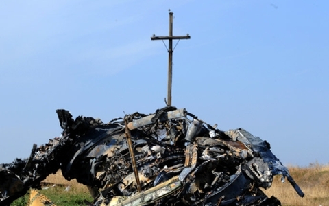 Mảnh vỡ máy bay MH17 gần làng Rassipnoe tại Ukraine (Ảnh AFP)
