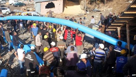 Đội cứu hộ sử dụng đường ống để bơm nước ra ngoài.