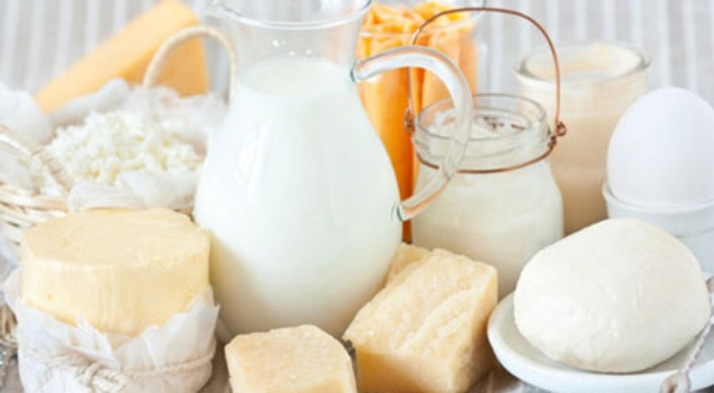 Sữa và các phụ phẩm từ sữa là món không nên thiếu trong bữa sáng của trẻ.