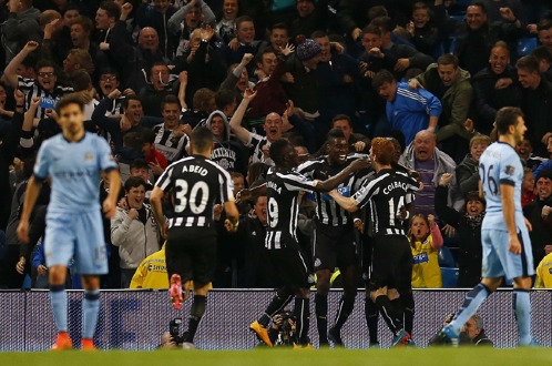 Niềm vui của các cầu thủ Newcastle sau khi Moussa Sissoko nâng tỉ số lên 2-0 - Ảnh: Reuters