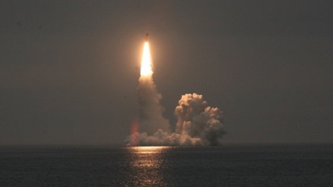Tên lửa Bulava được phóng từ tàu ngầm Yury Dolgoruky thuộc lớp Borey. (Ảnh: Ria Novosti)