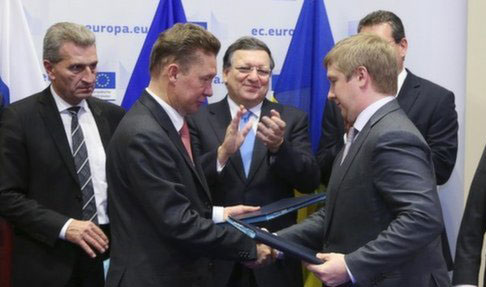 Giám đốc hãng năng lượng Nga Gazprom Alexei Miller (trái) bắt tay với người đứng đầu công ty khí đốt Ukraine Naftogaz Andriy Kobolev - Ảnh: Reuters