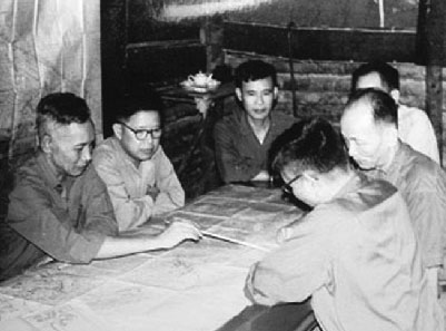 Đồng chí Lê Trọng Tấn (ngoài cùng bên trái) tại Sở Chỉ huy mặt trận Quảng Trị năm 1972.