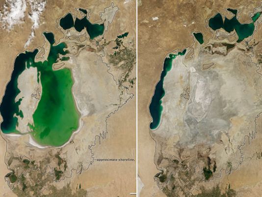Biển Aral năm 2000 (trái) và năm 2014.