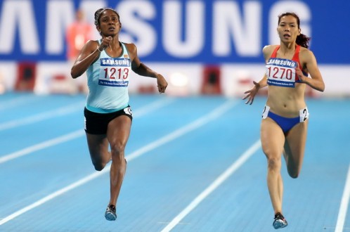 Vũ Thị Hương (phải) trong đợt chạy chung kết 200m nữ. Ảnh: N.K