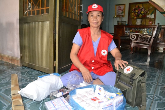Cô Tạ Thị Lợi - thành viên ĐTNVSCC kiểm tra lại túi đựng dụng cụ để sẵn sàng giúp người khi có tai nạn.