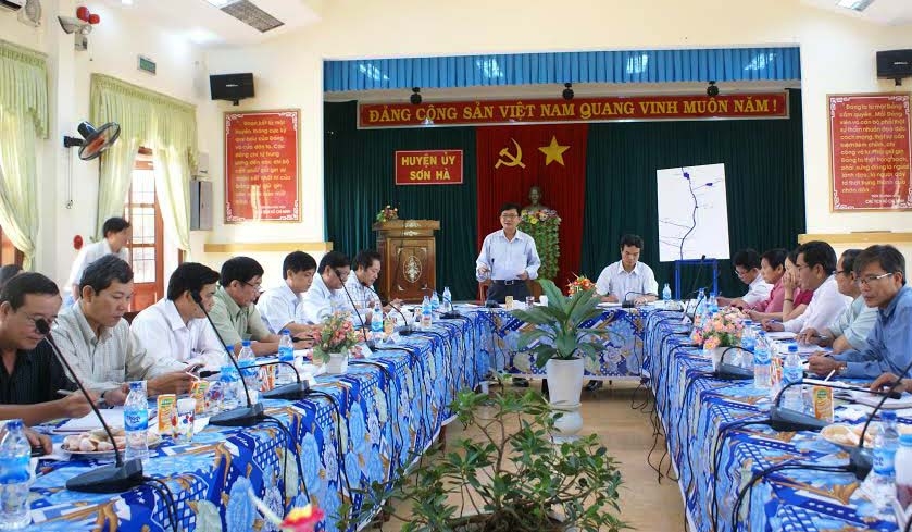 Phó Bí thư Thường trực Tỉnh ủy, Chủ tịch HĐND tỉnh Trần Ngọc Căng phát biểu tại buổi làm việc.