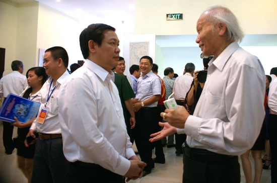 GS, TS Vương Đình Huệ-Ủy viên Trung ương Đảng, Trưởng Ban Kinh tế Trung ương trao đổi với các nhà khoa học bên lề hội nghị.                                                                                                  Ảnh: T.Nhị