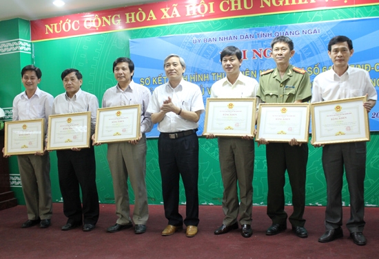 Phó Chủ tịch Thường trực UBND tỉnh Lê Quang Thích trao bằng khen cho các tập thể có thành tích trong thực hiện Nghị định 64