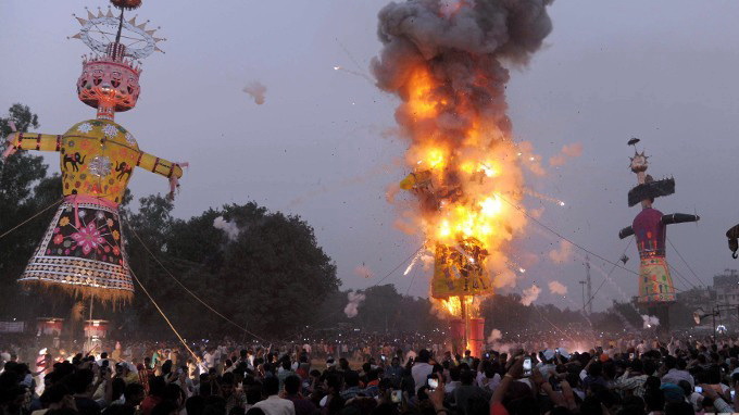 Rất đông người Ấn Độ đã đến xem lễ hội ở khu đại lộ Gandhi Maidan hôm 3-10 - Ảnh: AFP