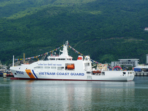 Tàu CSB đa năng 8002 neo đậu trên vịnh Đà Nẵng
