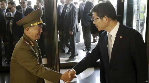 Ông Hwang Pyong-so (trái), Phó chủ tịch Ủy ban An ninh Quốc phòng Triều Tiên, đã gặp Bộ trưởng Thống nhất Hàn Quốc, ông Ryoo Kihl-jae