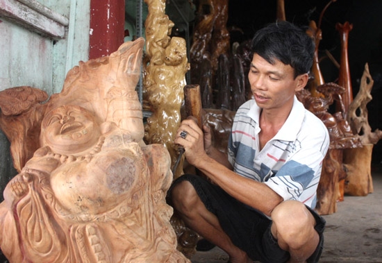 Sự đam mê và chăm chỉ đã dẫn bước anh Tiên đến thành công trong nghề chạm khắc gỗ.