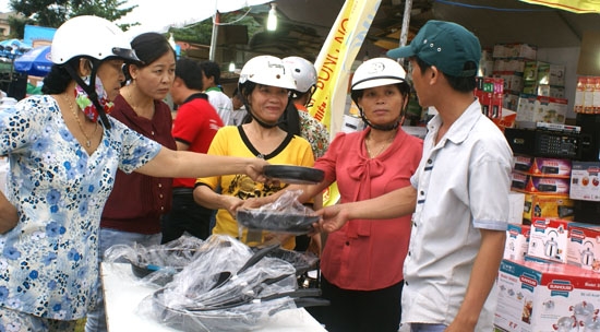 Người dân huyện miền núi Ba Tơ chọn mua hàng hóa tại phiên chợ hàng Việt ở thị trấn Ba Tơ.