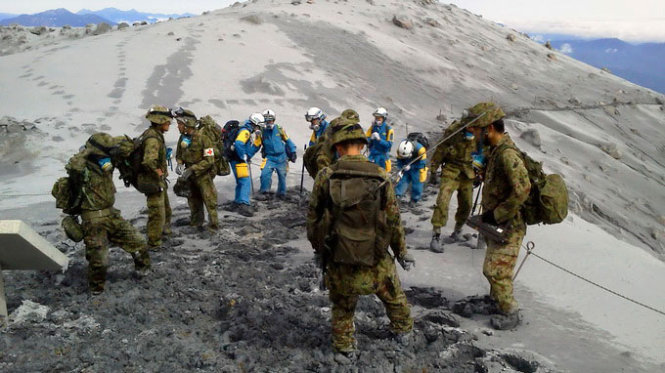 Bão Phanfone khiến hoạt động cứu hộ ở núi lửa Ontake bị đình trệ - Ảnh: Reuters