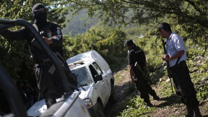 Cảnh sát Mexico canh gác tại hiện trường hố chôn tập thể Ảnh: Reuters