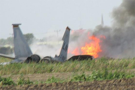  Máy bay bốc cháy trên cánh đồng sau vụ tai nạn.
